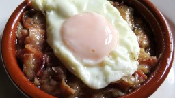 Recepta de cuina de Cassoleta de peu de porc amb ou ferrat